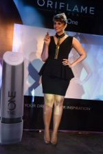 Huma Qureshi Unveils new Oriflame Matte Lipstick in Mumbai on 26th Feb 2015 (44)_54f06a2e8c2a3.JPG
