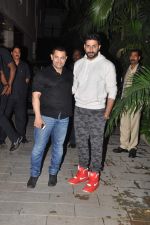 Aamir Khan, Abhishek Bachchan at Big B house in celebration of Kunal Kapoor_s upcoming wedding in Mumbai on 1st Feb 2015 (110)_54f45b460e903.JPG