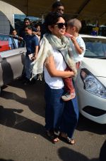 Aamir Kapoor snapped with Kiran Rao and Azad at airport in Mumbai on 8th March 2015 (1)_54fd8d090a0f6.JPG