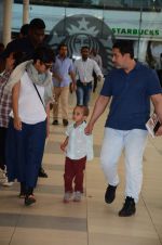 Aamir Khan snapped with Kiran Rao and Azad at airport in Mumbai on 8th March 2015 (29)_54fd8d5769ee7.JPG