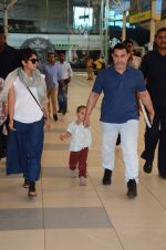 Aamir Khan snapped with Kiran Rao and Azad at airport in Mumbai on 8th March 2015 (30)_54fd8d588e8d0.JPG