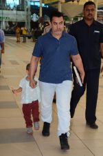 Aamir Khan snapped with Kiran Rao and Azad at airport in Mumbai on 8th March 2015 (31)_54fd8d5981dc6.JPG