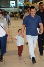 Aamir Khan snapped with Kiran Rao and Azad at airport in Mumbai on 8th March 2015 (32)_54fd8eaae5982.JPG