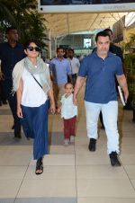 Aamir Khan snapped with Kiran Rao and Azad at airport in Mumbai on 8th March 2015 (38)_54fd8d5e5535f.JPG