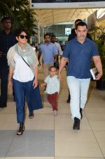 Aamir Khan snapped with Kiran Rao and Azad at airport in Mumbai on 8th March 2015 (39)_54fd8d5f46482.JPG