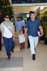 Aamir Khan snapped with Kiran Rao and Azad at airport in Mumbai on 8th March 2015 (40)_54fd8d2cc6372.JPG