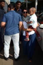 Aamir Khan snapped with Kiran Rao and Azad at airport in Mumbai on 8th March 2015 (47)_54fd8d2f909ca.JPG