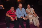 Rakesh Bedi, Neena Gupta, Anupam Kher at Anupam and Neena Gupta_s play premiere in NCPA on 8th March 2015 (147)_54fd922dd367f.JPG