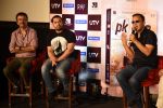 Aamir Khan, Vidhu Vinod Chopra, Rajkumar Hirani unveils PK Dvd in Mumbai on 11th March 2015 (14)_55015975cc172.JPG