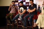 Aamir Khan, Vidhu Vinod Chopra, Rajkumar Hirani unveils PK Dvd in Mumbai on 11th March 2015 (31)_5501597c59223.JPG