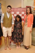 at Wills Lifestyle unviels Spring Summer 2015 collection in Mumbai on 14th March 2015 (100)_5505592ab4c90.JPG