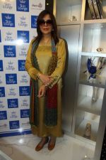  Zeenat Aman inaugurates Dr. Simple Aher_s clinic Skin Lounge in Lokhandwala, Andheri West on 15th March 2015 (16)_5506cc68a8e00.JPG