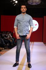 at Arvind Jeans fashion show in Mumbai on 16th March 2015 (29)_5507f0098852f.jpg
