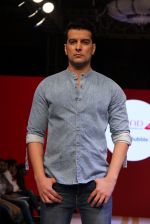 at Arvind Jeans fashion show in Mumbai on 16th March 2015 (31)_5507f00c112aa.jpg