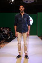 at Arvind Jeans fashion show in Mumbai on 16th March 2015 (51)_5507f03586591.jpg