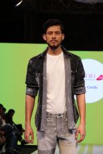 at Arvind Jeans fashion show in Mumbai on 16th March 2015 (59)_5507f0468007f.jpg