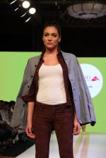 at Arvind Jeans fashion show in Mumbai on 16th March 2015 (62)_5507f04d8a8c8.jpg