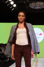 at Arvind Jeans fashion show in Mumbai on 16th March 2015 (63)_5507f051166b3.jpg