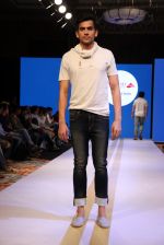 at Arvind Jeans fashion show in Mumbai on 16th March 2015 (65)_5507f05764e4f.jpg
