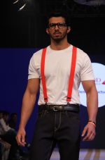 at Arvind Jeans fashion show in Mumbai on 16th March 2015 (7)_5507efdb225af.jpg