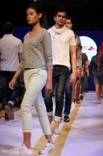 at Arvind Jeans fashion show in Mumbai on 16th March 2015 (76)_5507f07023b6d.jpg