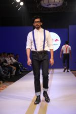at Arvind Jeans fashion show in Mumbai on 16th March 2015 (8)_5507efdcab272.jpg