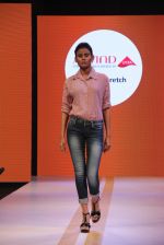 at Arvind Jeans fashion show in Mumbai on 16th March 2015 (9)_5507efdf033b5.jpg