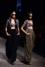 Model walk the ramp for Sabyasachi show in Byculla on 17th March 2015 (100)_55094b5dc5f94.JPG