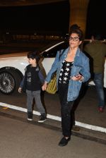 Hrithik Roshan leaves for Maldives on family vacation in Mumbai Airport on 18th March 2015 (10)_550aa1671ddea.JPG
