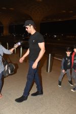Hrithik Roshan leaves for Maldives on family vacation in Mumbai Airport on 18th March 2015 (23)_550aa17e2b21a.JPG