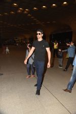 Hrithik Roshan leaves for Maldives on family vacation in Mumbai Airport on 18th March 2015 (24)_550aa180171a5.JPG