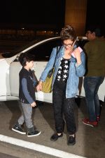 Hrithik Roshan leaves for Maldives on family vacation in Mumbai Airport on 18th March 2015 (8)_550aa164304d4.JPG