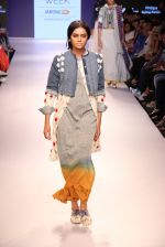 Model walks the ramp for KaSha Show at Lakme Fashion Week 2015 Day 1 on 18th March 2015 (97)_550aa36180304.JPG