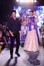 Model walks the ramp for Manish Malhotra Show at Lakme Fashion Week 2015 Day 1 on 18th March 2015 (10)_550aa928c2703.JPG