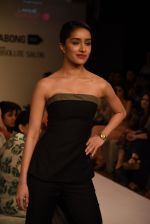Shraddha Kapoor walks the ramp for the DRVV- Lakme Fashion Week 2015 Day 1 on 18th March 2015 (105)_550a9f631bd32.JPG