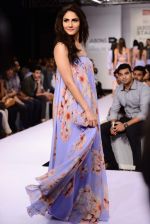 Vaani Kapoor walks the ramp for Sailex Show at Lakme Fashion Week 2015 Day 1 on 18th March 2015 (7)_550aaae9dbc7f.JPG