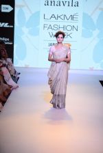Dia Mirza walks the ramp for Anavila Show at Lakme Fashion Week 2015 Day 2 on 19th March 2015 (4)_550c00dfdbe82.JPG