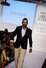 Irfan Pathan walks the ramp for Killer and Easies Show at Lakme Fashion Week 2015 Day 2 on 19th March 2015 (100)_550c059412299.JPG