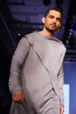 Model walks the ramp for Antar Agni Show at Lakme Fashion Week 2015 Day 2 on 19th March 2015 (116)_550c017e21a6d.JPG