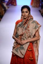 Model walks the ramp for Gaurang Show at Lakme Fashion Week 2015 Day 2 on 19th March 2015 (132)_550c0537e6509.JPG