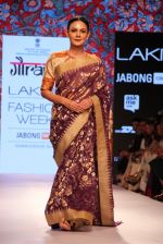 Model walks the ramp for Gaurang Show at Lakme Fashion Week 2015 Day 2 on 19th March 2015 (15)_550c04dbcd7b1.JPG