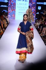 Model walks the ramp for Gaurang Show at Lakme Fashion Week 2015 Day 2 on 19th March 2015 (17)_550c04c29de89.JPG