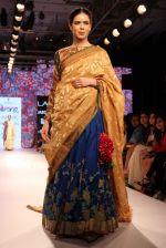 Model walks the ramp for Gaurang Show at Lakme Fashion Week 2015 Day 2 on 19th March 2015 (18)_550c04e04fe8b.JPG