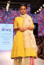 Model walks the ramp for Gaurang Show at Lakme Fashion Week 2015 Day 2 on 19th March 2015 (19)_550c04e34e322.JPG