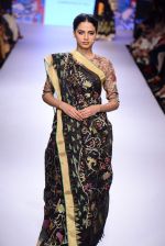 Model walks the ramp for Gaurang Show at Lakme Fashion Week 2015 Day 2 on 19th March 2015 (57)_550c04f1e7d67.JPG