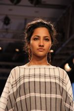 Model walks the ramp for Mayank and Shraddha Nigam Show at Lakme Fashion Week 2015 Day 2 on 19th March 2015 (101)_550c07e6d0476.JPG