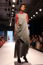 Model walks the ramp for Mayank and Shraddha Nigam Show at Lakme Fashion Week 2015 Day 2 on 19th March 2015 (119)_550c082370457.JPG