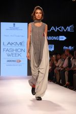 Model walks the ramp for Mayank and Shraddha Nigam Show at Lakme Fashion Week 2015 Day 2 on 19th March 2015 (25)_550c06d34fea2.JPG