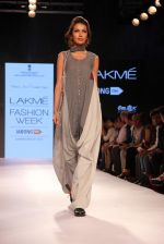 Model walks the ramp for Mayank and Shraddha Nigam Show at Lakme Fashion Week 2015 Day 2 on 19th March 2015 (27)_550c06dad48f0.JPG