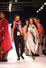 Model walks the ramp for Mayank and Shraddha Nigam Show at Lakme Fashion Week 2015 Day 2 on 19th March 2015 (28)_550c06ee6fa14.JPG